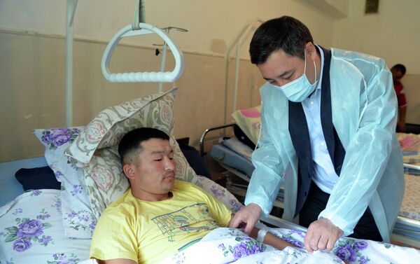 Президент Кыргызстана Садыр Жапаров навестил в Бишкеке раненых и пострадавших на границе с Таджикистаном - Sputnik Кыргызстан