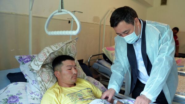 Президент Садыр Жапаров навестил пострадавших из Баткенской области - Sputnik Кыргызстан