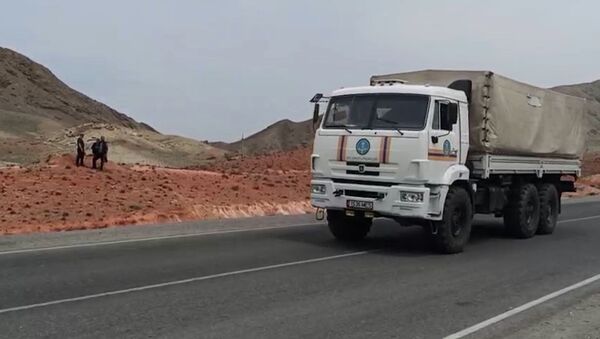 Колонна грузовиков повезла в Лейлек гумпомощь, хотя дорога перекрыта, — видео - Sputnik Кыргызстан