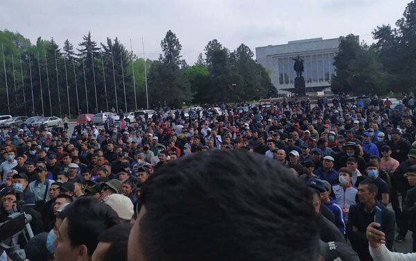 Порядка 500 собравшихся требуют у властей решить проблему, заявляя, что в противном случае намерены сами поехать и выставляют требования организовать доставку людей в Баткенскую область. - Sputnik Кыргызстан