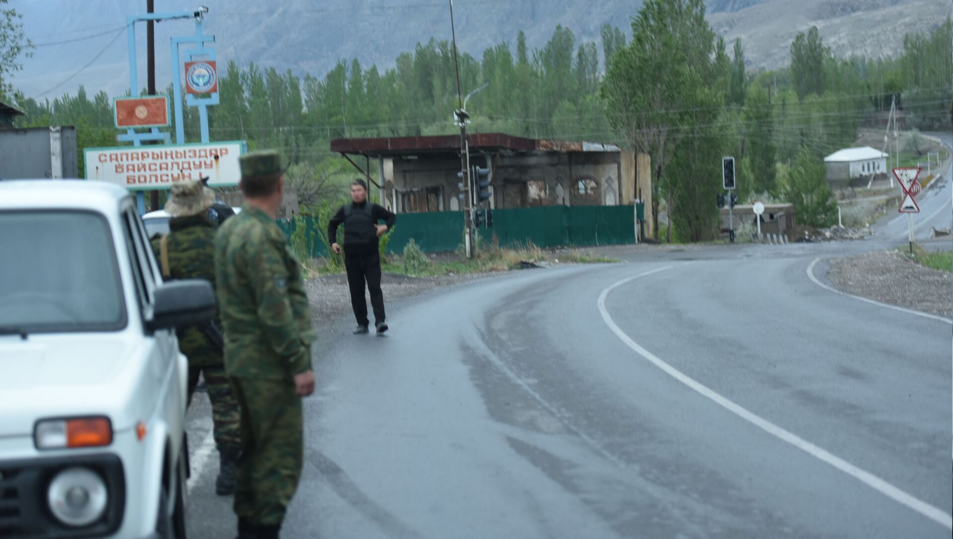 Военнослужащие стоят у дороги в селе Кок-Сай Баткенской области, во время приграничного конфликта Кыргызстана и Таджикистана - Sputnik Кыргызстан, 1920, 01.05.2021
