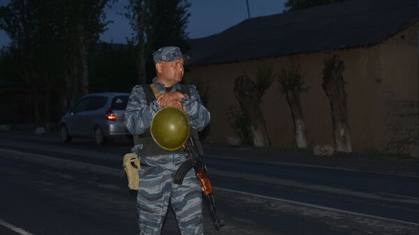 Военнослужащий стоит у дороги в селе Кок-Сай Баткенской области, во время приграничного конфликта Кыргызстана и Таджикистана - Sputnik Кыргызстан