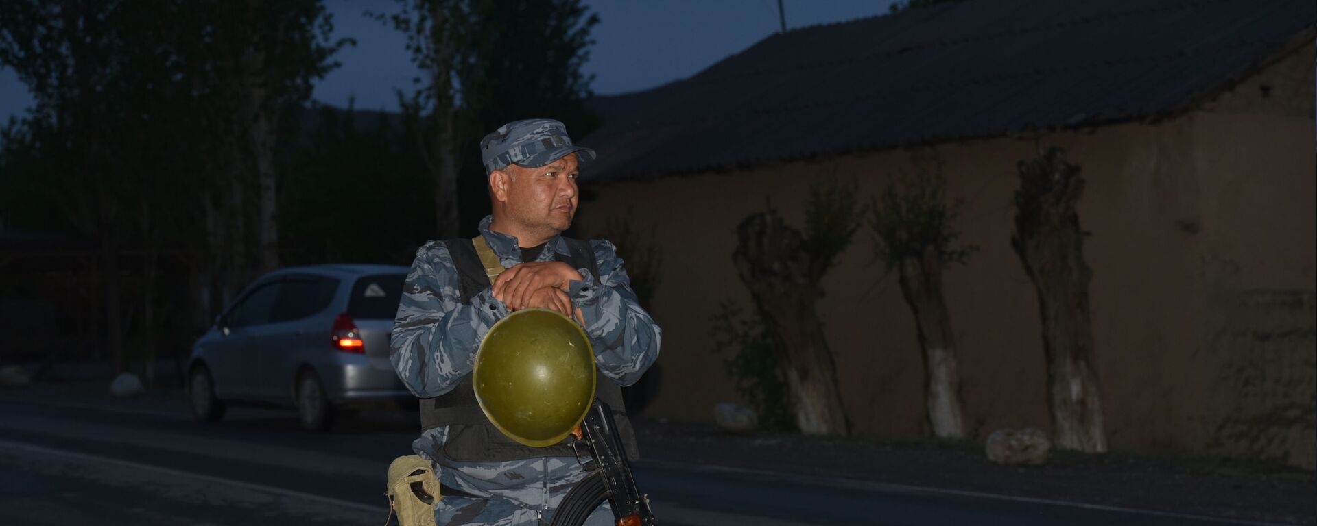 Военнослужащий стоит у дороги в селе Кок-Сай Баткенской области, во время приграничного конфликта Кыргызстана и Таджикистана - Sputnik Кыргызстан, 1920, 01.05.2021