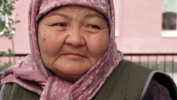 Муж прячется в Ак-Сае, а я здесь одна — слезы жительницы баткенского села. Видео - Sputnik Кыргызстан
