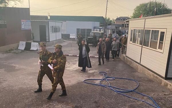 Взятые в заложники 10 кыргызстанцев вернулись в Баткенскую область - Sputnik Кыргызстан