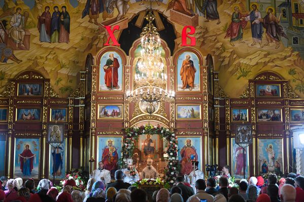 Пасхальное богослужение в Свято-Воскресенском кафедральном соборе Бишкека - Sputnik Кыргызстан
