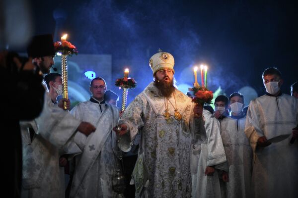 Пасхальное богослужение в Свято-Воскресенском кафедральном соборе Бишкека - Sputnik Кыргызстан