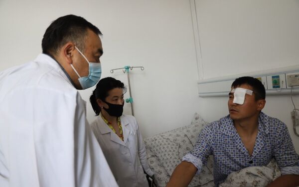 Отмечено, что раненые силовики проходят лечение в ряде столичных больниц и находятся под наблюдением квалифицированных специалистов. - Sputnik Кыргызстан