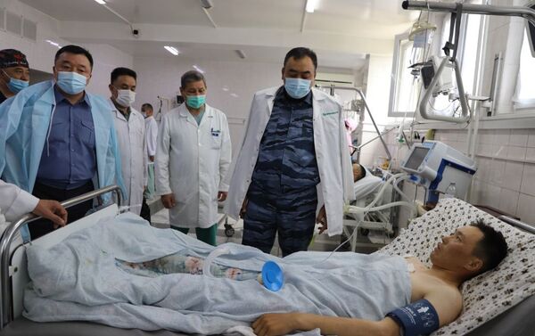 Медики рассказали министру МВД о состоянии здоровья пострадавших. - Sputnik Кыргызстан