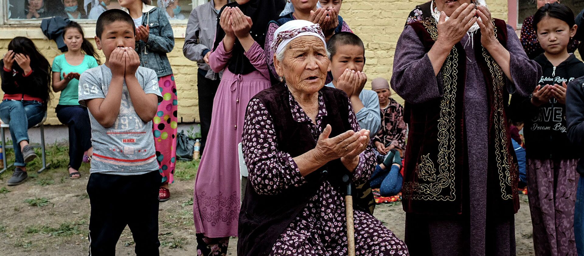 Эвакуация жителей сел, пострадавших в результате кыргызско-таджикского конфликта в Баткене - Sputnik Кыргызстан, 1920, 02.05.2021