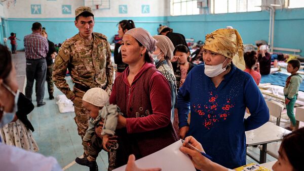 Эвакуация жителей сел, пострадавших в результате кыргызско-таджикского конфликта в Баткене - Sputnik Кыргызстан
