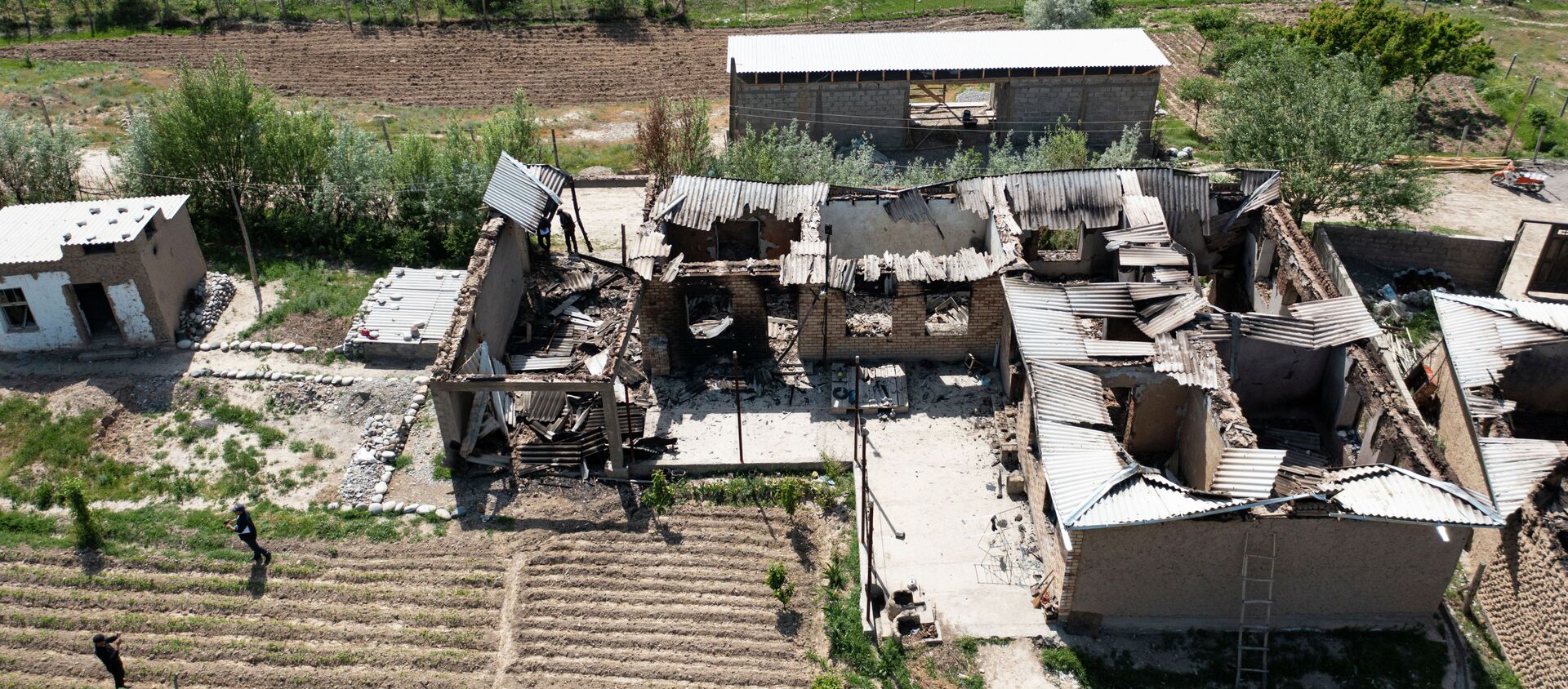 Вид с высоты дрона на сгоревшие здания в селе Максат, после военного конфликта с Таджикистаном - Sputnik Кыргызстан, 1920, 03.05.2021