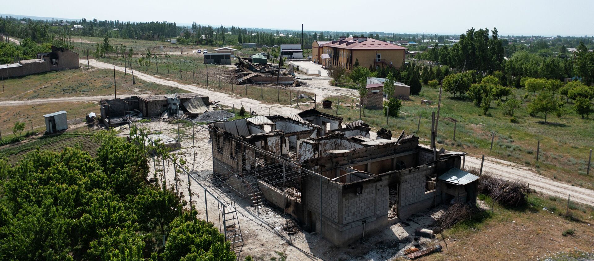 Последствия конфликта с Таджикистаном в приграничном селе Максат - Sputnik Кыргызстан, 1920, 04.05.2021