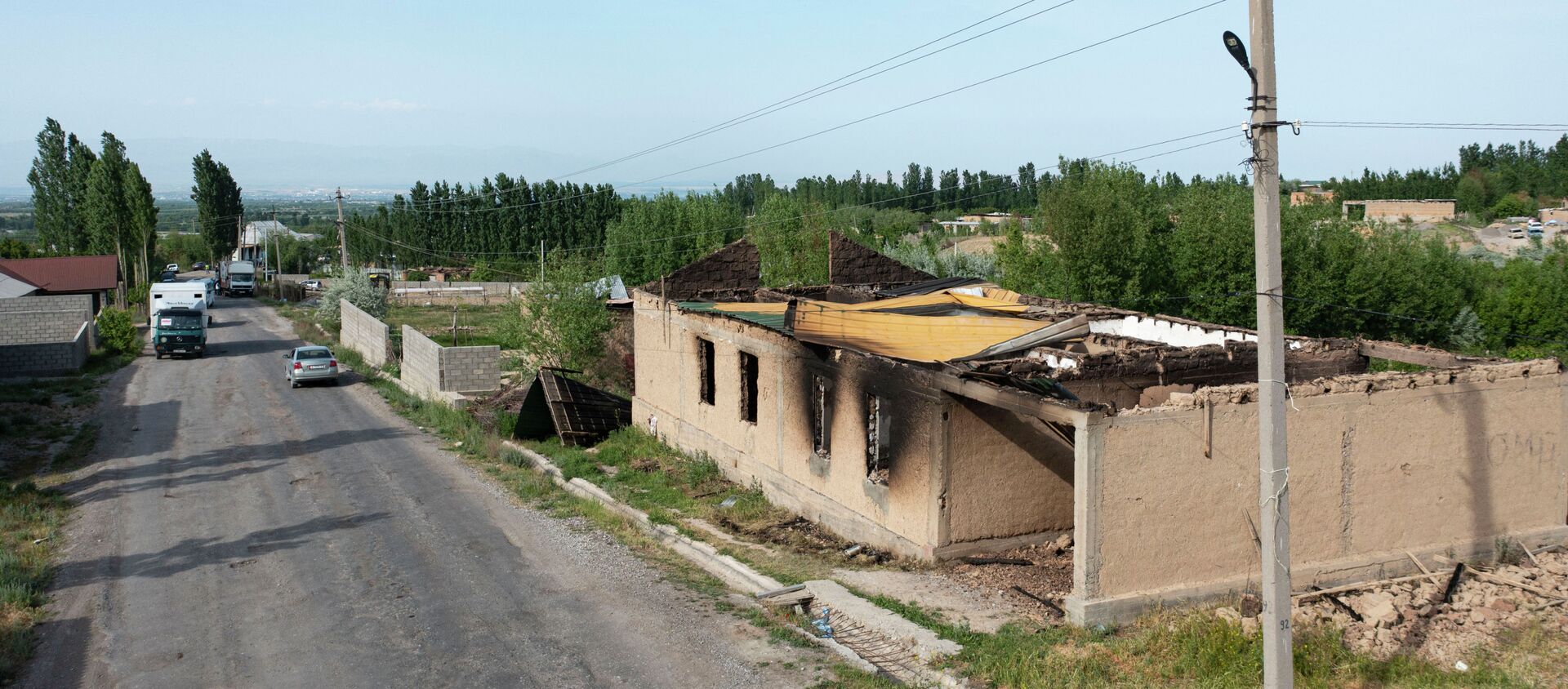 Вид с дрона на сгоревшие здания в селе Максат, после конфликта с Таджикистаном - Sputnik Кыргызстан, 1920, 04.05.2021