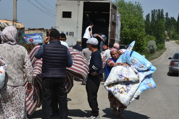 Из-за напряженной ситуации на границе многие соотечественники открыли свои двери для тысяч жителей Баткена, оставшихся без крова - Sputnik Кыргызстан
