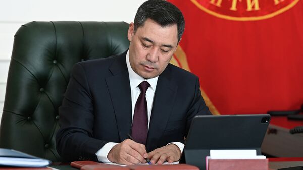 Президент Садыр Жапаров во время подписания документа. Архивное фото - Sputnik Кыргызстан