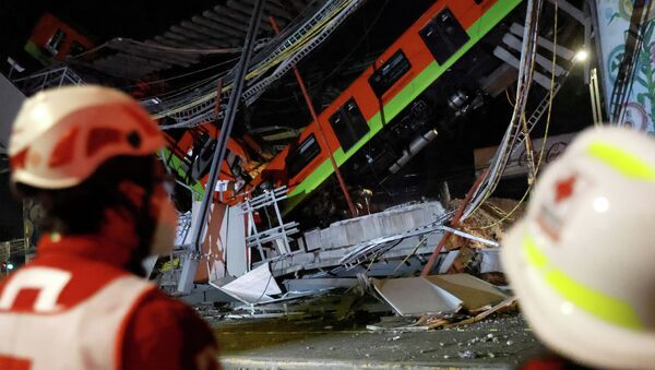 На месте обрушение метромоста с вагонами на станции Olivos в Мехико, Мексика. 4 мая 2021 года - Sputnik Кыргызстан