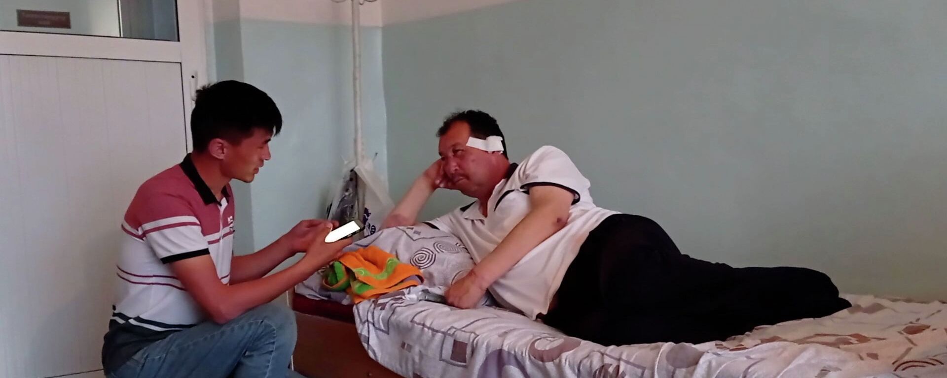 Искал своих, несмотря на стрельбу, — побывавший в заложниках глава села. Видео - Sputnik Кыргызстан, 1920, 04.05.2021