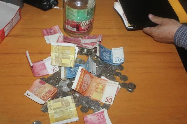 Бишкектик эки бала чек арада жабыркагандарга акча жыйнаган кутусун беришти - Sputnik Кыргызстан