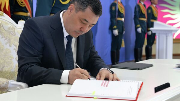 Президент Садыр Жапаров подписал Конституцию Кыргызской Республики - Sputnik Кыргызстан