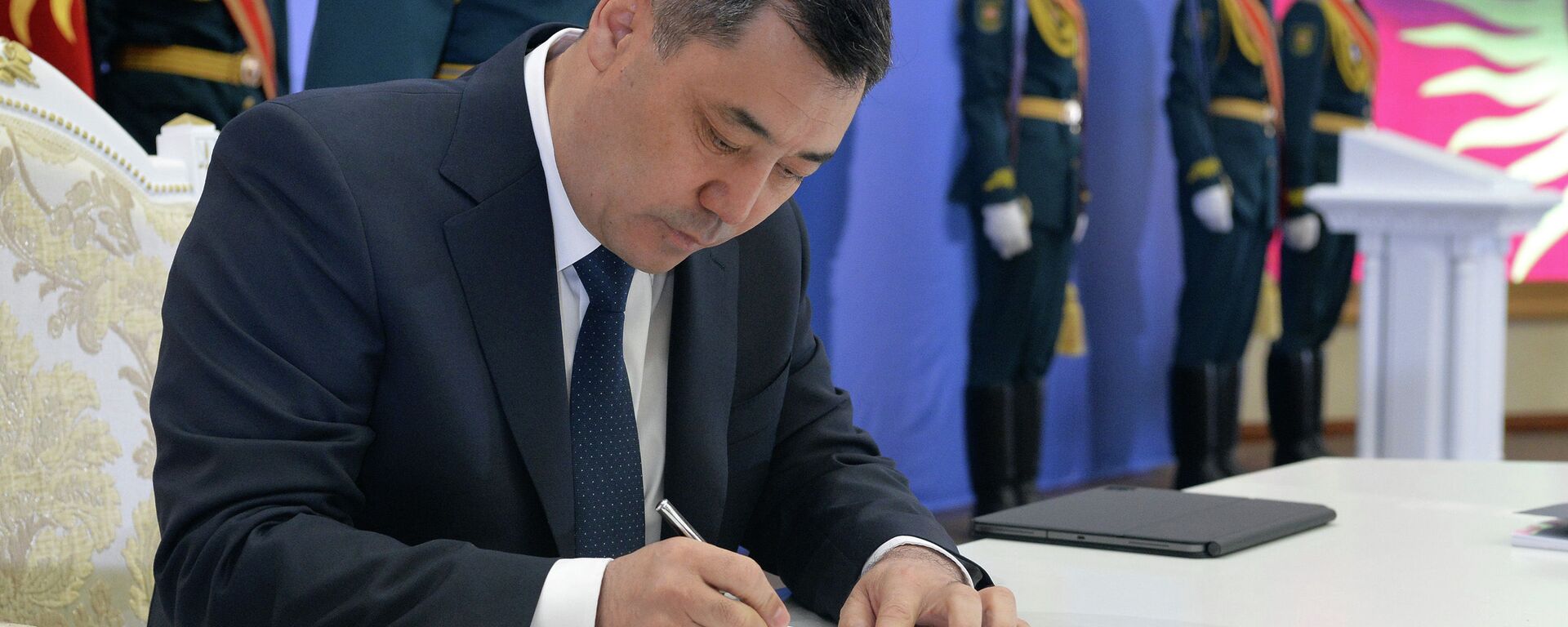 Президент Садыр Жапаров подписал Конституцию Кыргызской Республики Президент Садыр Жапаров подписал Конституцию Кыргызской Республики - Sputnik Кыргызстан, 1920, 05.05.2021