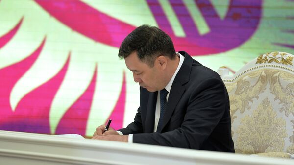 Президент Кыргызстана Садыр Жапаров во время подписания документа. Архив - Sputnik Кыргызстан
