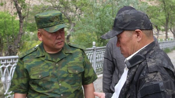 Полномочный представитель правительства в Баткенской области Абдикарим Алимбаев (слева). Архивное фото - Sputnik Кыргызстан