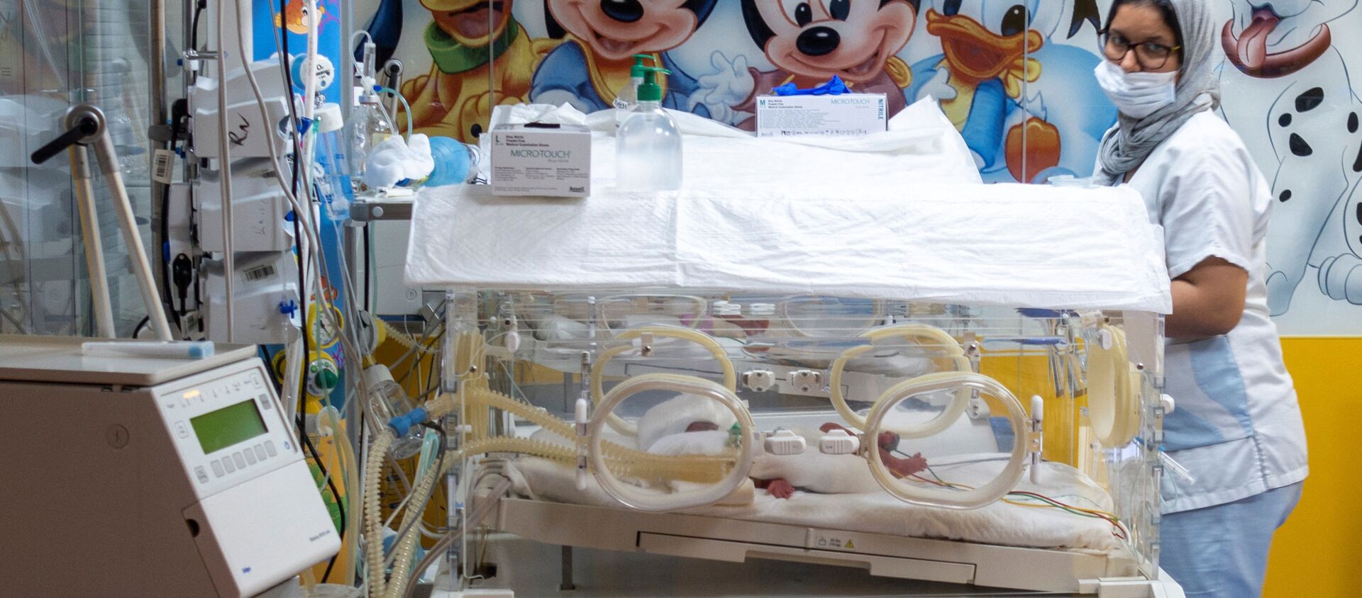 Сотрудник медперсонала проверяет одного из девяти младенцев, содержащегося в кувезе в клинике Касабланки (Марокко). 05 мая 2021 года - Sputnik Кыргызстан, 1920, 06.05.2021