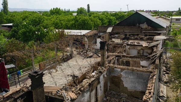Разрушенные дома в селе Арка в Лейлекском районе после приграничного военного конфликта между Кыргызстаном и Таджикистаном - Sputnik Кыргызстан