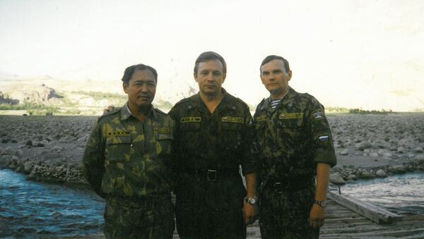 Полковник в отставке, участник войны в Афганистане и Таджикистане Абдрахим Раджапов (слева). Архивное фото - Sputnik Кыргызстан