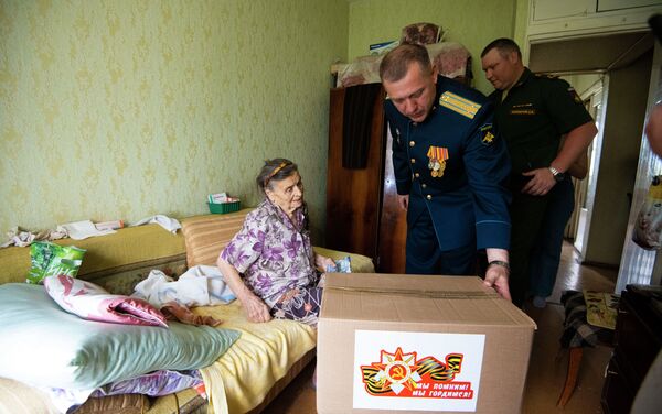 Поздравление ветеранов войны, эвакуированных из Ленинграда в Кыргызстан - Sputnik Кыргызстан