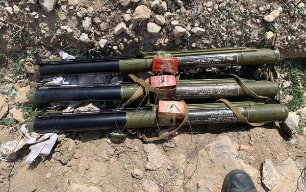 Пресс-служба Министерства обороны Кыргызстана представила фотографии неразорвавшихся снарядов в Баткенской области - Sputnik Кыргызстан