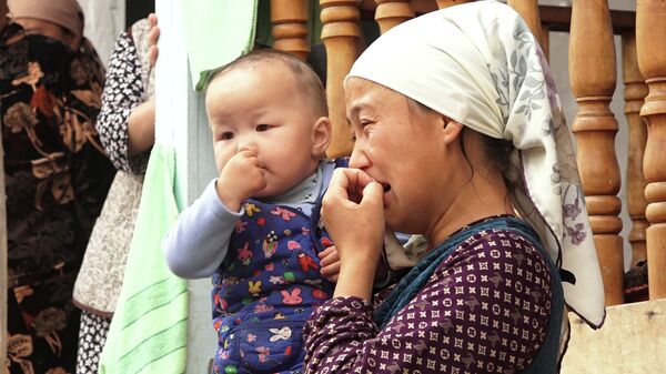 Жена осталась с четырьмя детьми — видео о Турдубае, погибшем на границе - Sputnik Кыргызстан