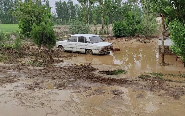 6 мая в 23:13 в селе Орукзар Кадамджайского района из-за проливных дождей прорвало дамбу № 12 в четырех-пяти местах - Sputnik Кыргызстан