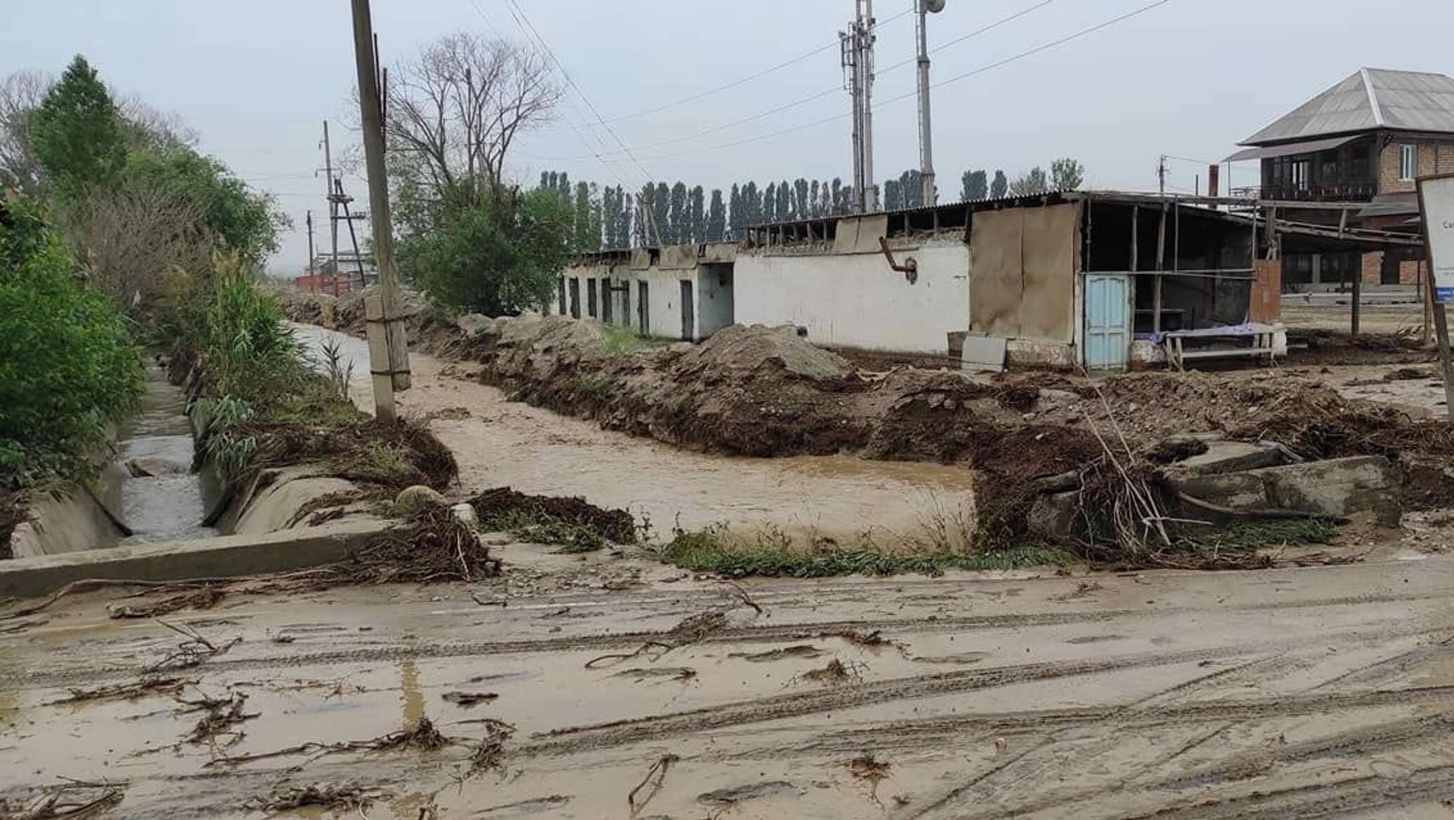 Ерик каширин волгоградская область. Прорыв дамбы сардобинского водохранилища. Прорыв плотины. Прорыв плотины. Прорыв дамбы в китае 2024.