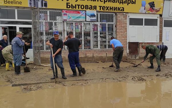 В Баткенской области из-за прорыва дамбы эвакуировали порядка 1 500 человек, к настоящему времени они уже вернулись, сообщает МЧС - Sputnik Кыргызстан
