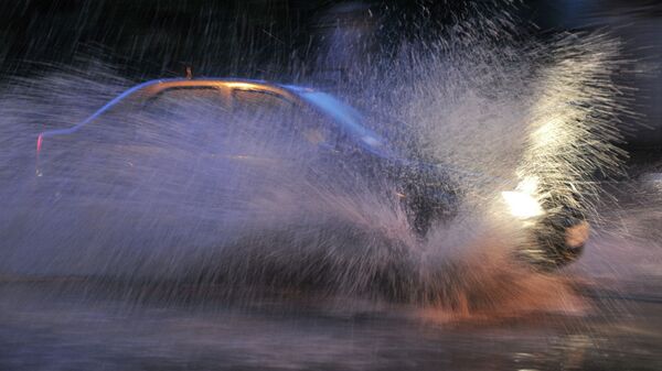 Автомобиль во время дождя. Архивное фото - Sputnik Кыргызстан