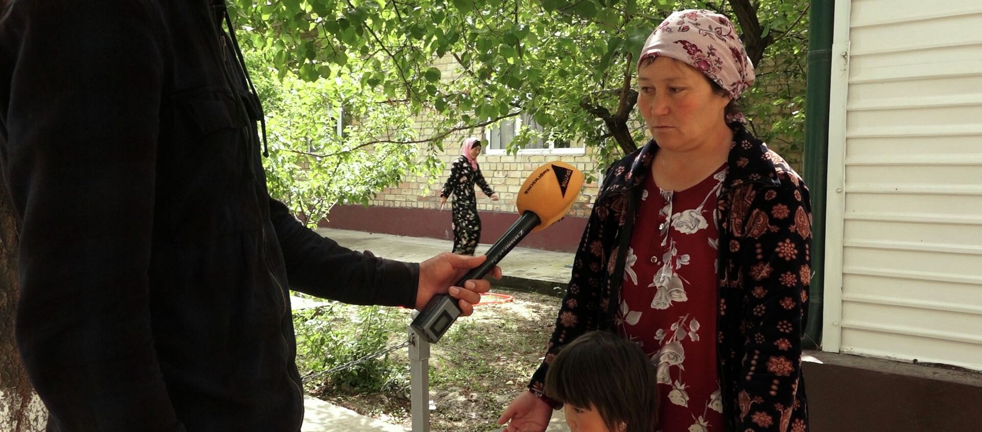 В детстве убегала с родителями, теперь с детьми — Гулайым из приграничья. Видео - Sputnik Кыргызстан, 1920, 07.05.2021