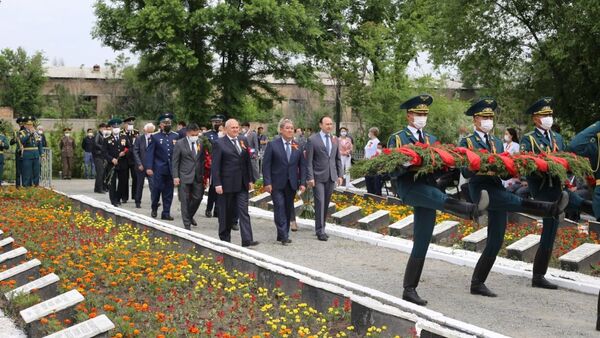 В Бишкеке на Братском кладбище прошел митинг-реквием, посвященный 76-й годовщине Победы в Великой Отечественной войне - Sputnik Кыргызстан