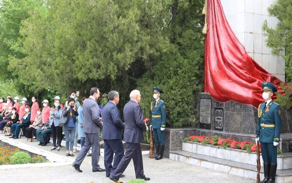 На Братском кладбище в Бишкеке прошел митинг-реквием, посвященный 76-й годовщине Победы в Великой Отечественной войне - Sputnik Кыргызстан
