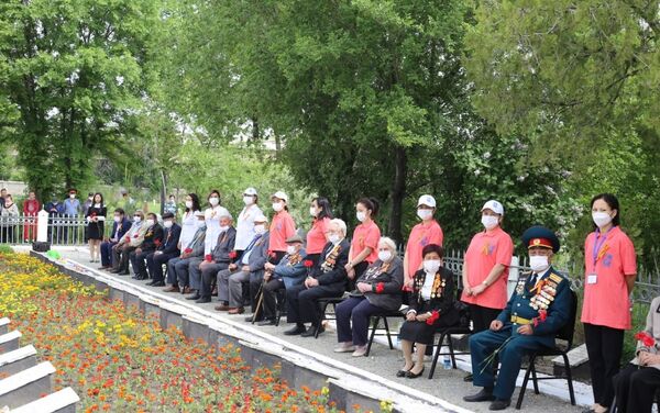 Погибших почтили минутой молчания и возложили цветы к мемориалу - Sputnik Кыргызстан