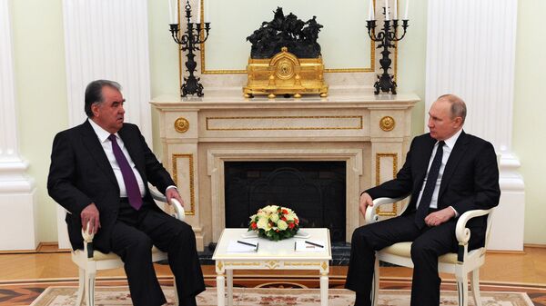 Президент РФ Владимир Путин и президент Таджикистана Эмомали Рахмон во время встречи - Sputnik Кыргызстан