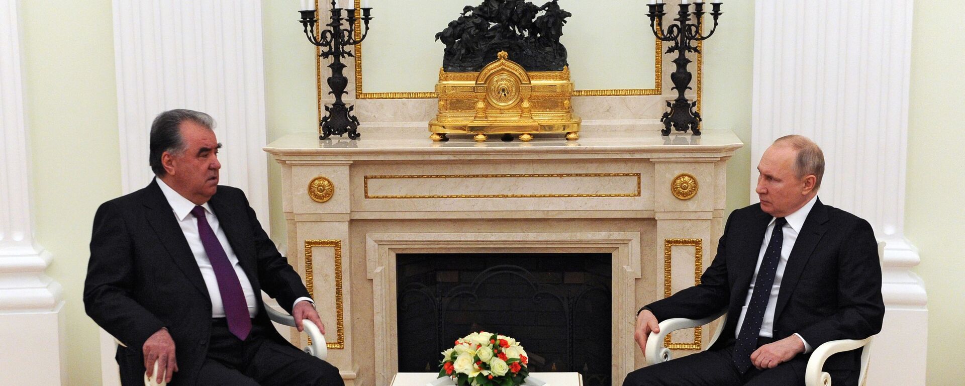 Президент РФ Владимир Путин и президент Таджикистана Эмомали Рахмон во время встречи - Sputnik Кыргызстан, 1920, 08.05.2021