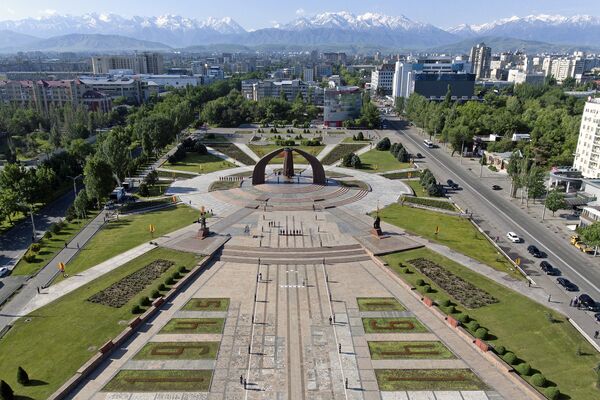 Они возложили цветы к Вечному огню и почтили память погибших в Великой Отечественной войне минутой молчания. - Sputnik Кыргызстан