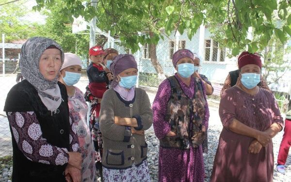 Эвакуированные из зон конфликта жители Баткенской области возвращаются в свои села - Sputnik Кыргызстан