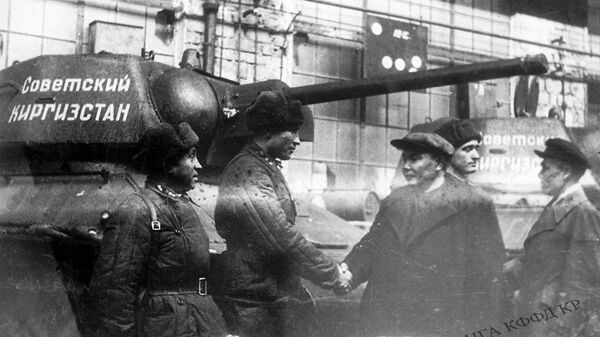 Передача фронтовикам танковой колонны изготовленных в Киргизской ССР. Архивное фото - Sputnik Кыргызстан