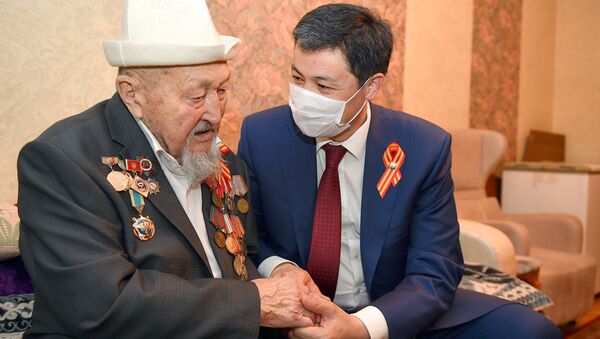 Поздравление ветерана ВОВ Касмалы Осмонова с днем Победы - Sputnik Кыргызстан