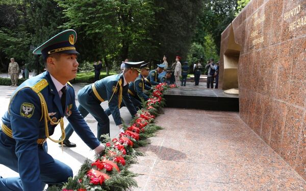 Собравшиеся возложили венки с цветами к мемориальному комплексу и почтили память погибших воинов минутой молчания. - Sputnik Кыргызстан