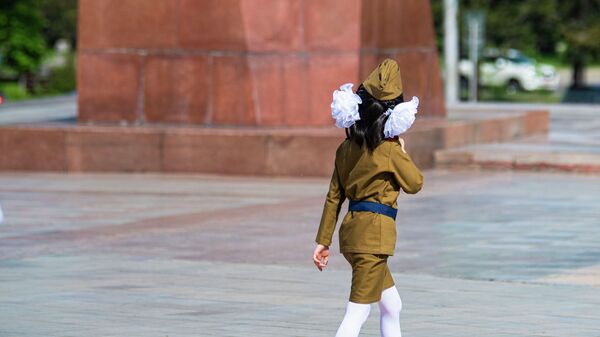 Девочка в военной форме во время празднования дня победы. Архивное фото - Sputnik Кыргызстан