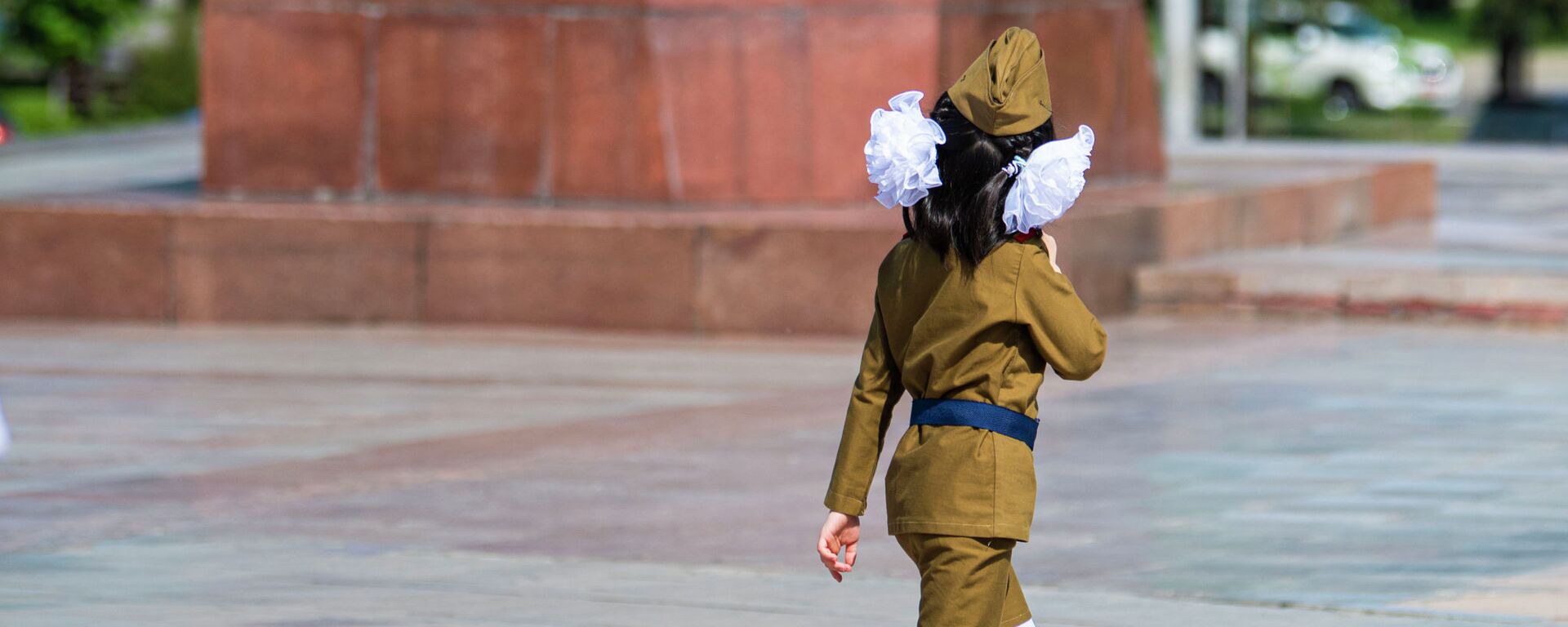 Девочка в военной форме во время празднования дня победы. Архивное фото - Sputnik Кыргызстан, 1920, 30.04.2023